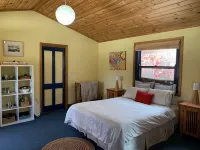 Relax in a beautiful private peaceful setting 5 minute drive from Beechworth