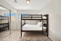 Family friendly home with pool, pool table, games, arcades and equipped kitchen - Bathtub