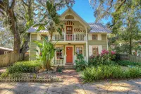 Fully fenced in backyard, close to downtown, marina, bars, and shops. - Country Houses