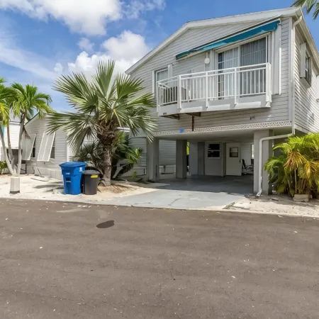 Beautiful Ocean view with 35' private seawall, 80' Heated Pool, Hottub
