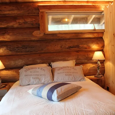 Authentic log in the heart of the pine forest for 10 people