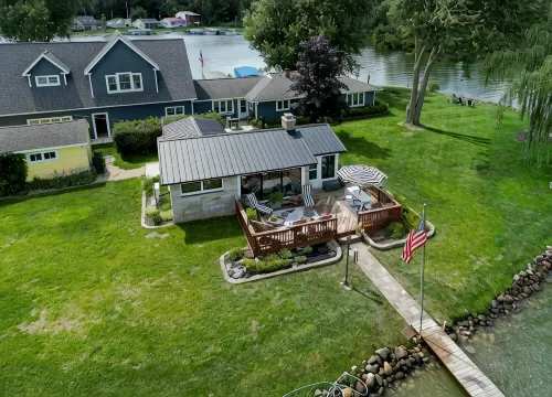 Cozy contemporary Lakefront Cottage