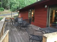 Quaint two bedroom cabin just a few steps away from and on Mountain Rest Lake.
