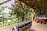 4-Bed/Bath Cabin: Hot Tub, Game Room, Pet-Friendly! - バスタブ