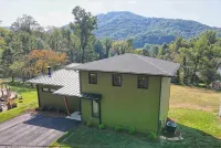 Modern Cabin for 8,w/Hot Tub+mtn view+1m from downtown Clayton, Outdoor Space