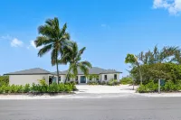 "New" 5 bedroom Exuma Beach Front Estate w/ Pool & No Neighbors on either side! Hotel di 
