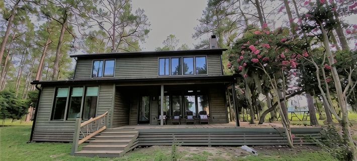 The Tobacco Barn Home - Secluded Lake View Home on over 500 acre estate Hotels in Colleton County