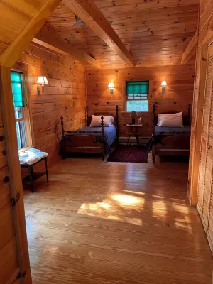 QUINTESSENTIAL MAINE LOG CABIN SET ON GORGEOUS LAKE - Alphydda