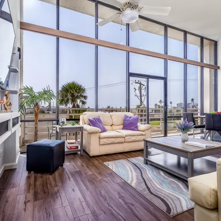 Modern Beachfront Complex 2 Minute Walk to Beach Ocean and Bay views! Sleeps 4