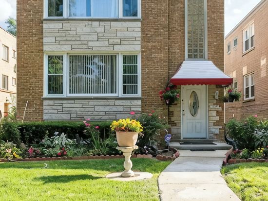 Cozy Private & Spacious  6-bedroom Duplex with Parking in charming Evanston