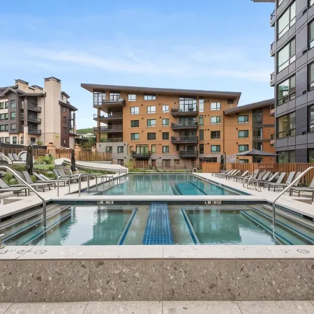 Penthouse-Electric Pass Lodge Ski in/Ski Out! Pool, Hot Tub,Walk to Restaurants!