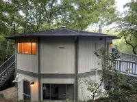 MONTREAT ROUND HOUSE - Mountain views, Renovated, Hot Tub, Fire Pit - Chalets
