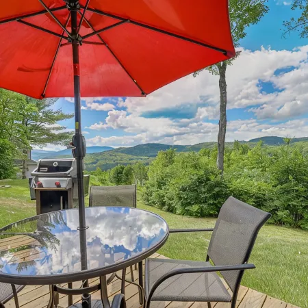 New Hampshire vacation getaway with gorgeous mountain views—ski, hike, swim!