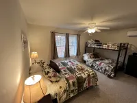 Beautifully Clean, Decorated, Cozy Chalet in an Amenity Rich Community - Hytter
