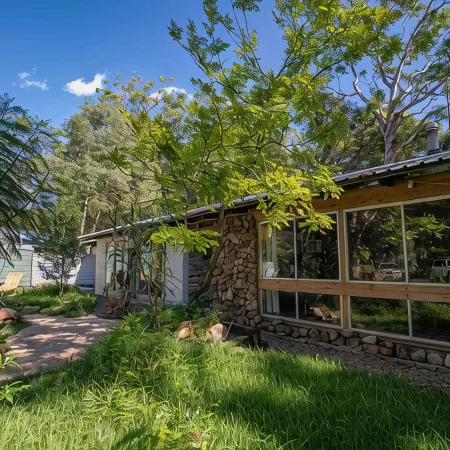 Quirky 4-bedroom home with gardens, wildlife, privacy, peace - 4 mins to beaches