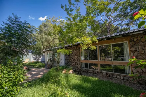 Quirky 4-bedroom home with gardens, wildlife, privacy, peace - 4 mins to beaches - Wifi