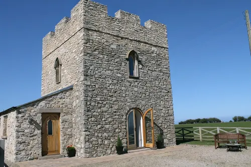 Listed Stone Built Folly with original gothic features - 3 stelle