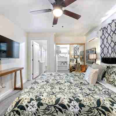 Jacuzzi Delight - Luxe 2BD/2BA Walk to UC Davis Medical Center Rooms