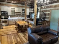 Historic Cabin in the Blue Ridge Mountains - Homestays