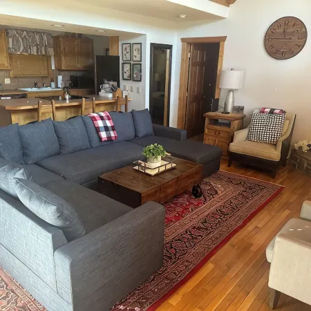 Clean and Cozy 4 Bedroom/4 Bath Cabin in Beautiful Branson West, Relaxing Vaca!