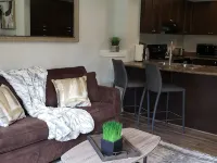 Cheerful 2 Bdrm house, free Netflix, free parking for 2 cars Hotels in Kitchener
