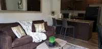 Cheerful 2 Bdrm house, free Netflix, free parking for 2 cars