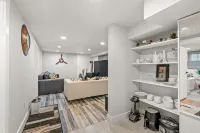 Gorgeous basement apt. w/chef kitchen, SPA bath, movie theater, hot tub & sauna - 民宿
