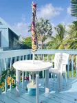 2-Bed Loft-Style Condo on the Water, WiFi, Pool, AC; Walk to Restaurants & Beach - ที่มีสระว่ายน้ำ