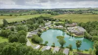 Luxury Lakeside Lodge - Fishing Lake - Pet Friendly - 5 Miles From Flamingo Land