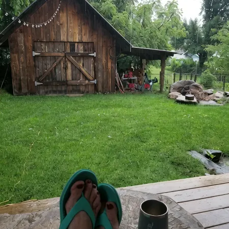 Private Upper Room w/large soaking tub/shower with view of 7 Sisters Mountains!