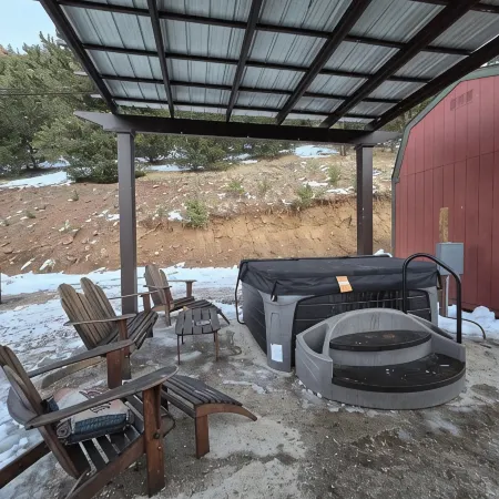 Hot tub 3miles from Cripple Creek Secluded pet friendly