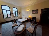 XXL vacation room with bathroom in an Art Nouveau villa for 1-4 people in the city center