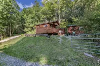 Mountain Serenity & Close to Hiking, Rafting, Fishing and KayakingWolf Song" - Homestays
