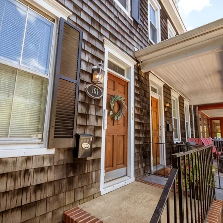 2nd floor Spacious Downtown Getaway- Across from US Naval Academy