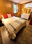 Secluded pet friendly cabin on 40 acres with frontage on the Kettle River - Chalets