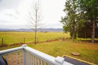 Cozy Retreat - Hot tub + Mountain Views + Pets - Boutique