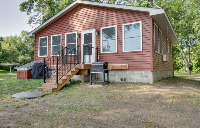New 2 Bedroom, Lakeside Cabin That Sleeps 8 --Dock, Firepit, & Sunrise Views