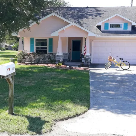 Entire 3 Bedroom/2 Bathroom Cottage; Near NASA, Kemah and Your Private Beach!