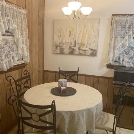 The Charming Country Cottage-Welcomes you and your pet!