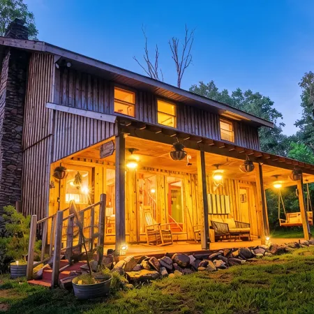 Romantic StackRock Cabin – An Exclusive, Centrally Located Retreat.