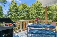 Urban Charmer Near Waterfalls & Wineries w/Fenced Yard- 6 min to Hendersonville - 4-Star