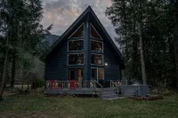 Stunning 3 bed Skykomish Riverfront Cabin with breathtaking views - Alppimaja