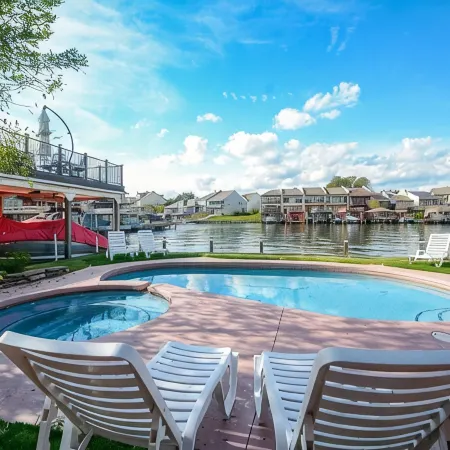 Lakefront Retreat with Pool, Spa, Golf, Fishing, Boat slip, Kayaks & Marina