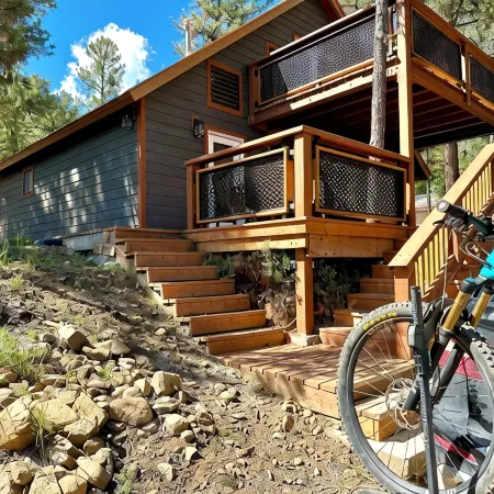 Modern Mountain Cabin with AC, Beautiful Views. 3 Min to Midtown.
