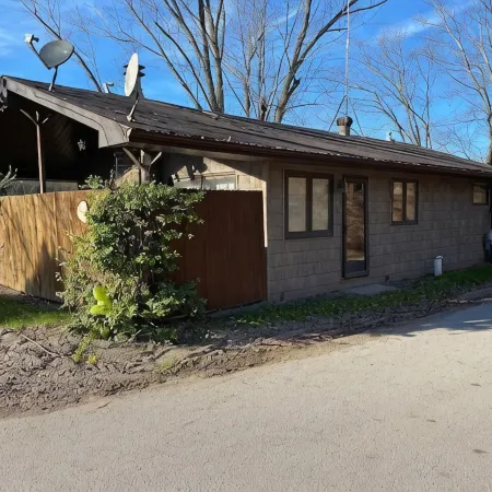 Cozy 3-bed lakefront home with deck & fireplace