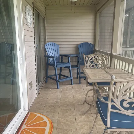 Comfy condo on the 17th green of True blue, min’s  to beach, shops & great food