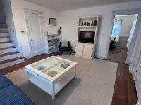 Charming 2-bedroom house in small-town neighborhood Hotels in Bath