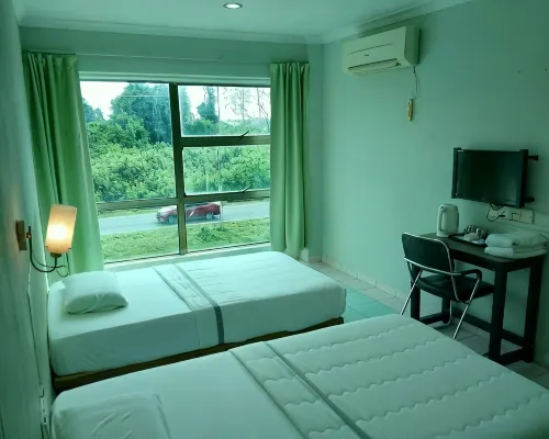 Highway Inn โรงแรมในมูกาห์