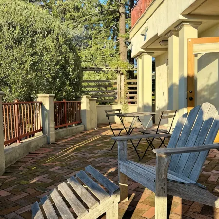 Quiet, Elegant Apartment with Beautiful Views of Terraced Garden