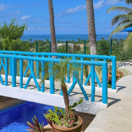 Amazing views, 5 minutes from downtown or the beach, quiet area of town